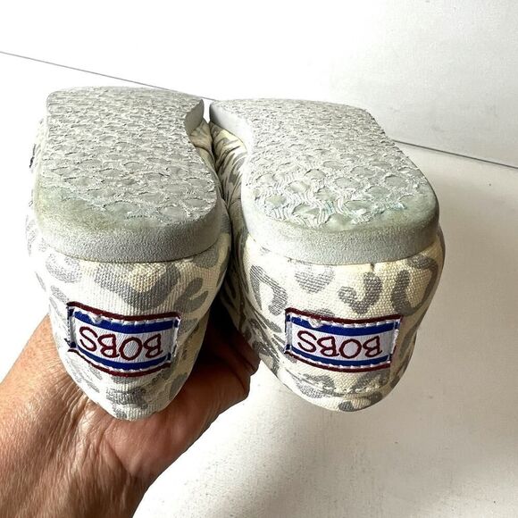 BOBS from Skechers Memory Foam Ivory/Silver Canvas Slip On Shoes Women's Size 6 - Picture 7 of 10